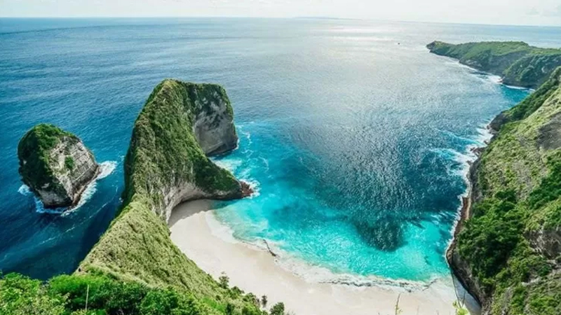 Menikmati Keindahan Alam Nusa Penida: Pantai dan Pemandangan yang Menakjubkan